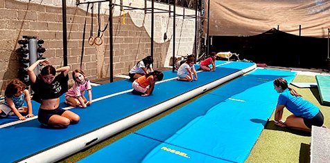 Gimnasta realizando un puente